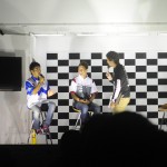 ナイトイベントで若手トップレーサーをイジる松下さん。