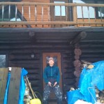 自身の山小屋の前でコマネチするダックス